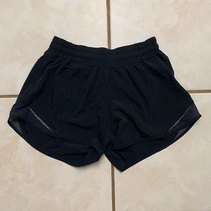 lululemon hotty hot shorts 2.5”